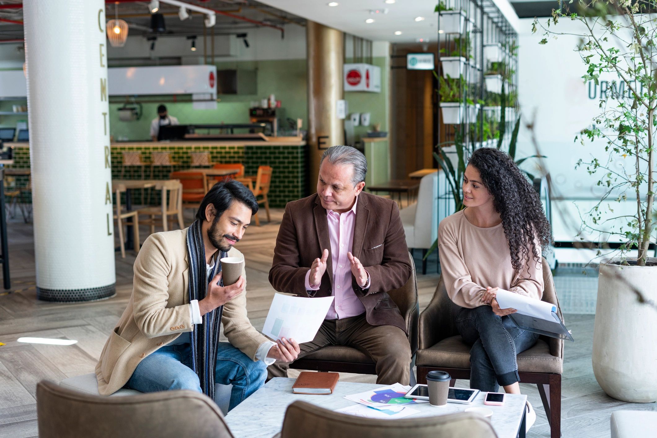 Equipo conversando en una mesa de trabajo