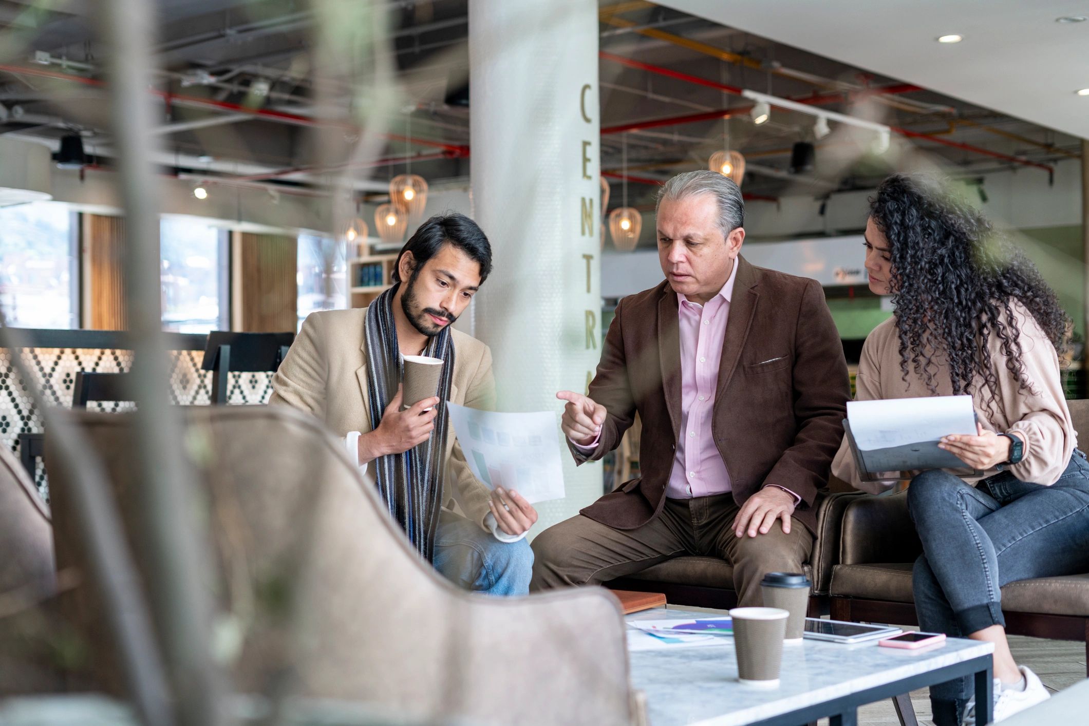 Emprendedores conversando y trabajando en equipo durante una sesión